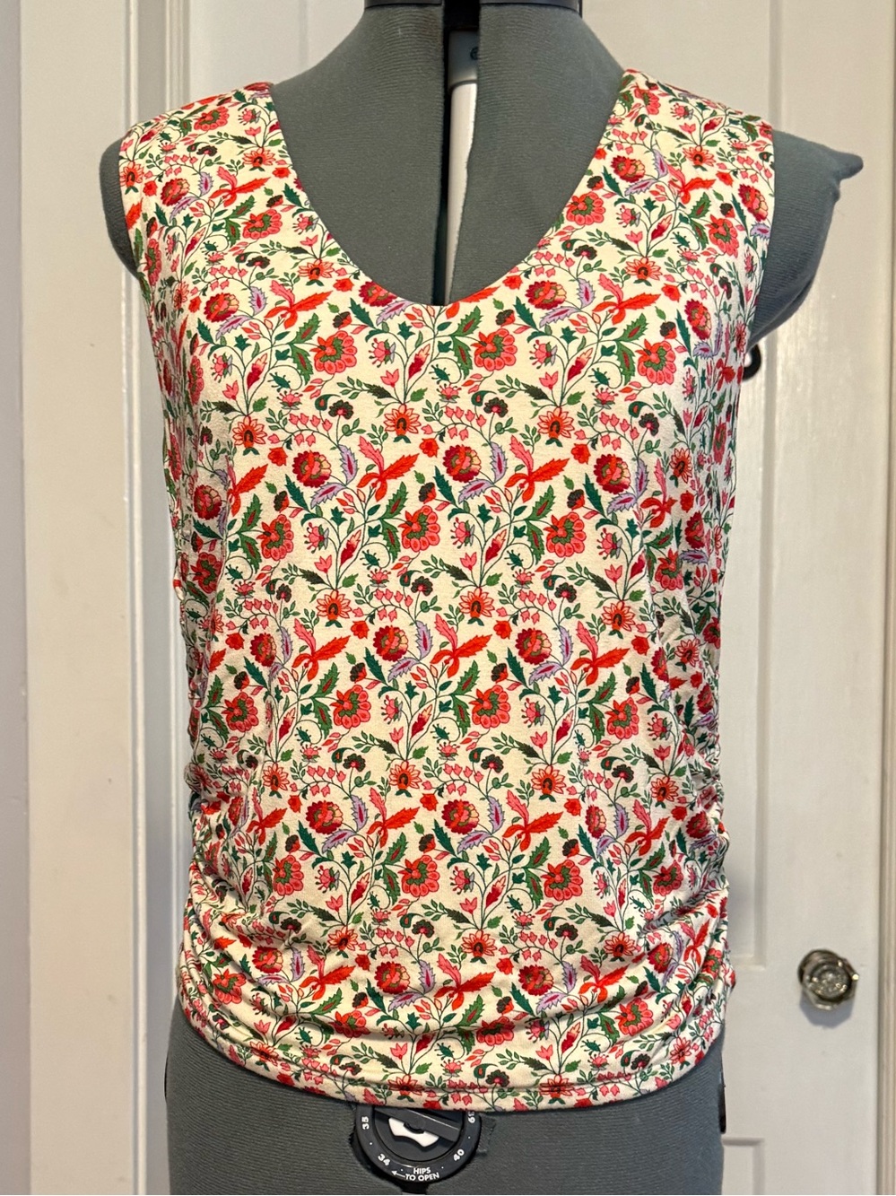 Gibson Latimer Cream V-Neck Camisole with Red & Green Floral Print sz Large EUC